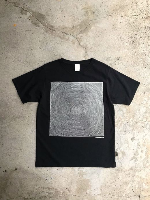 fulton ONE LINE SWIRL TEE / SUPER BLACK
