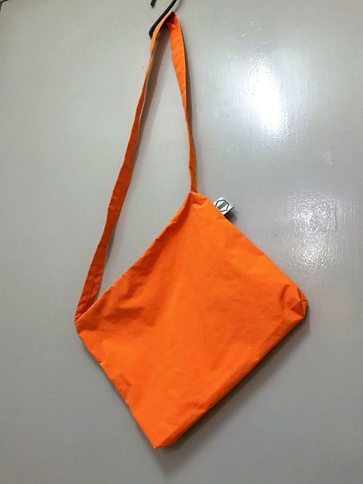 NECESSARY or UNNECESSARY NOUN Sacoche / orange