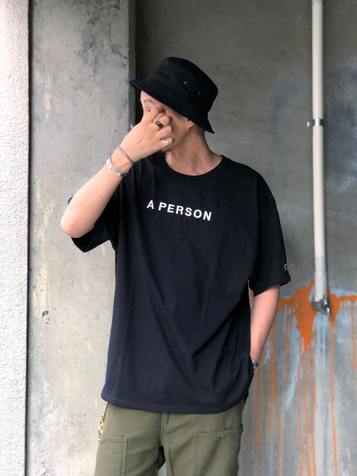A PERSON AP-33 / CLASSIC LOGO EMB TEE / BLACK/WHITE