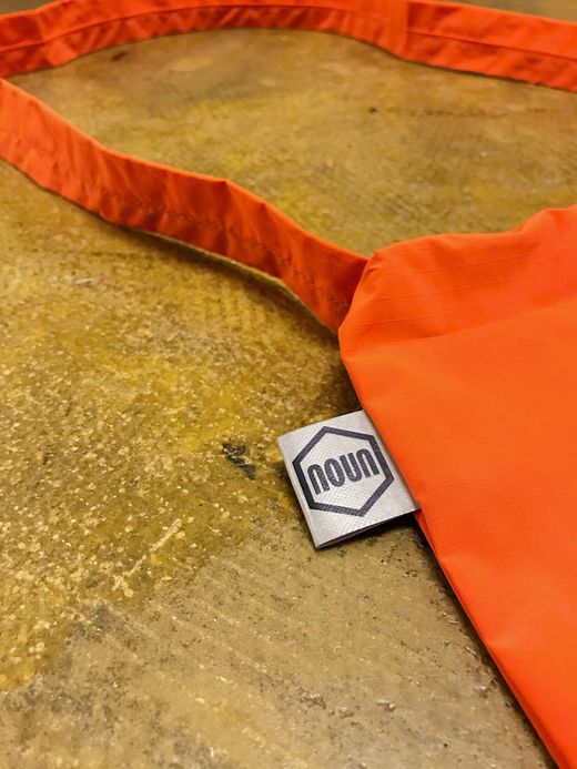 NECESSARY or UNNECESSARY NOUN Sacoche / orange