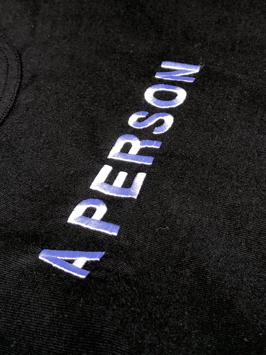 A PERSON AP-33 / CLASSIC LOGO EMB TEE / BLACK/WHITE