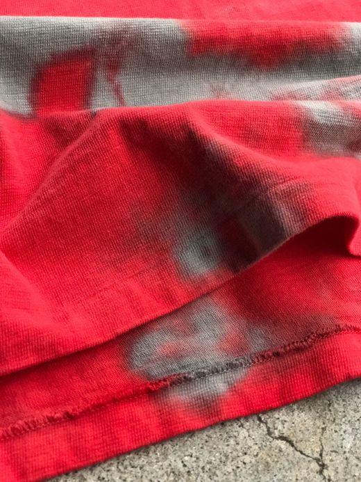 fulton ONE LINE SWIRL TEE / GRAY-RED