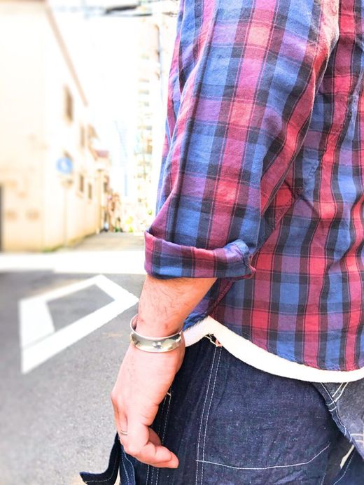 remilla ヒトエラウンドシャツ / RED×BLU