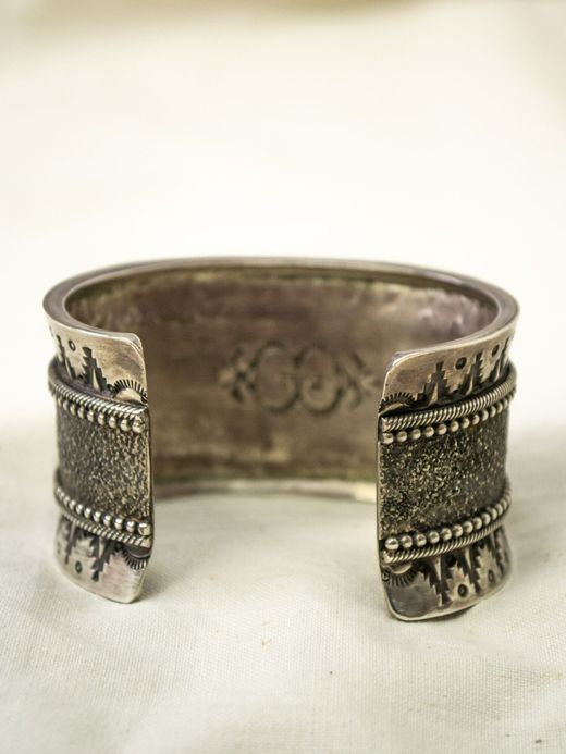 ナバホ　バングル　ターコイズ　wallace yazzie jr. Indian Jewelry WALLACE YAZZIE Jr. SILVER BANGLE / KINGMAN