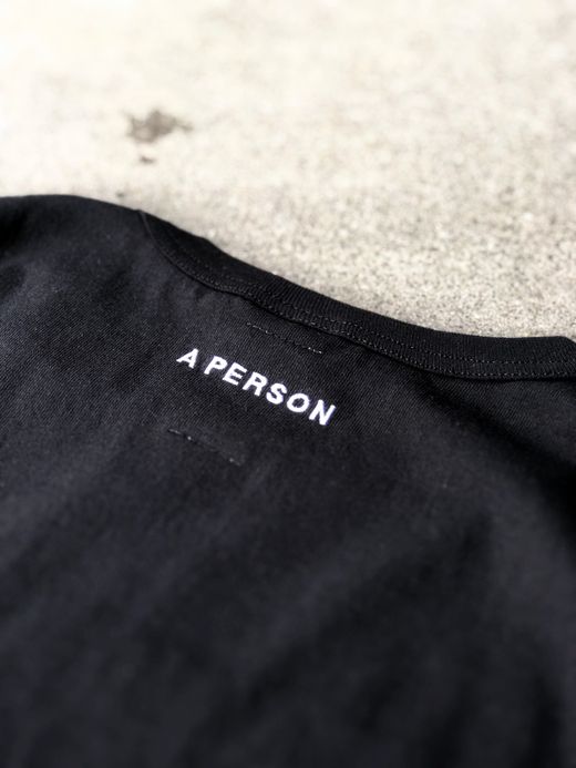 A PERSON AP-33 / CLASSIC LOGO EMB TEE / BLACK/WHITE