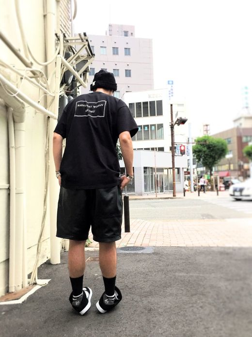 LOOKER Rainy Day Woman Escort Tee / black/white