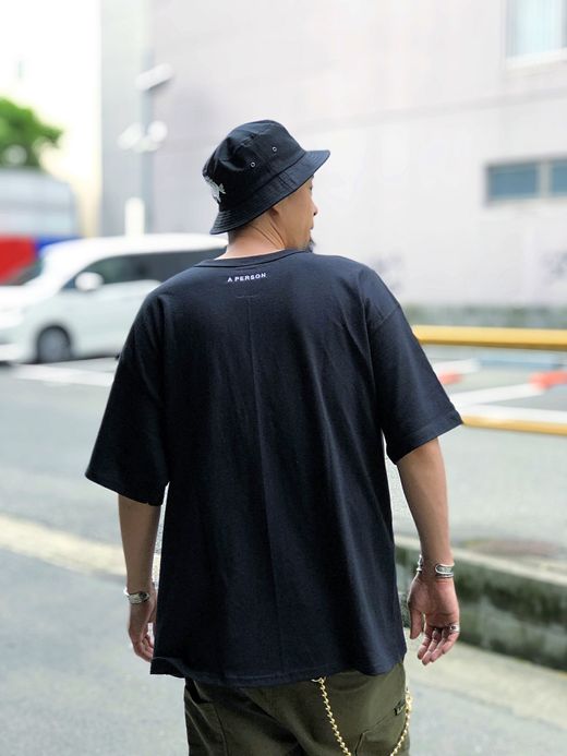A PERSON AP-33 / CLASSIC LOGO EMB TEE / BLACK/WHITE