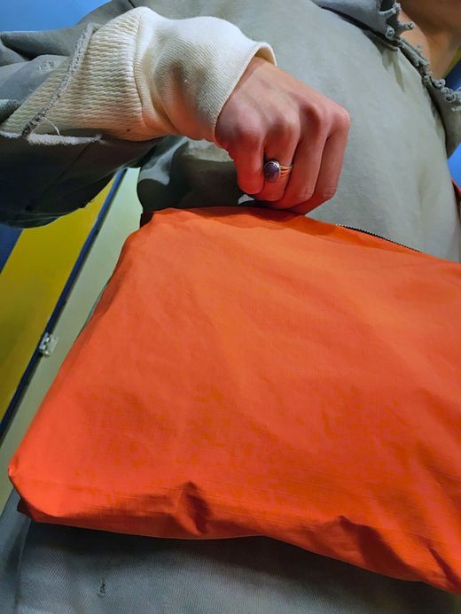 NECESSARY or UNNECESSARY NOUN Sacoche / orange