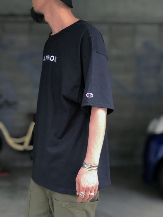 A PERSON AP-33 / CLASSIC LOGO EMB TEE / BLACK/WHITE