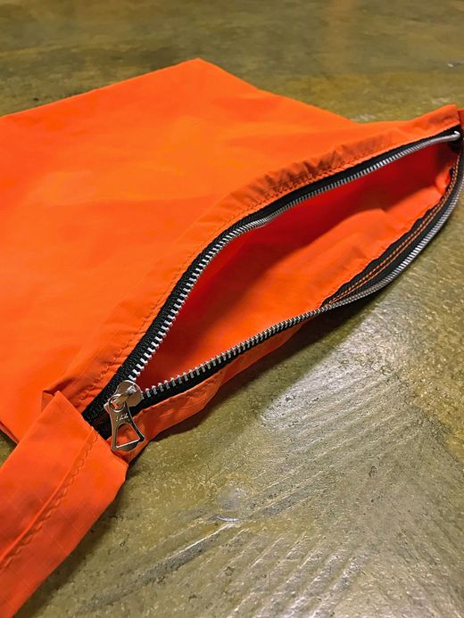 NECESSARY or UNNECESSARY NOUN Sacoche / orange