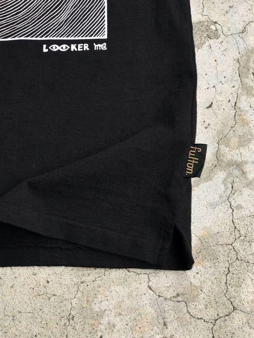 fulton ONE LINE SWIRL TEE / SUPER BLACK