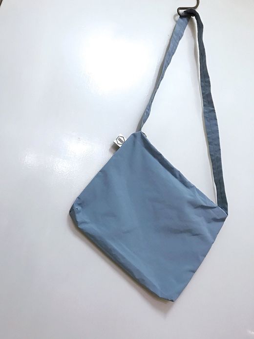 NECESSARY or UNNECESSARY NOUN Sacoche / cloud blue