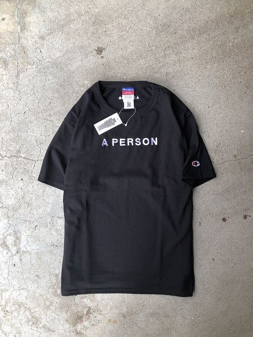 A PERSON AP-33 / CLASSIC LOGO EMB TEE / BLACK/WHITE