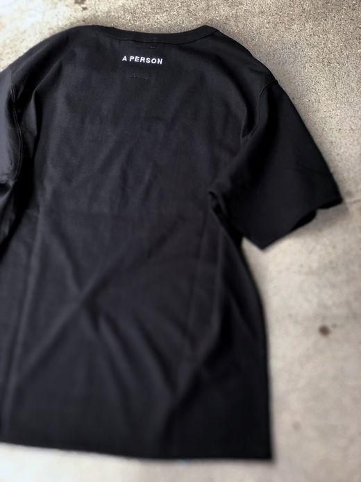 A PERSON AP-33 / CLASSIC LOGO EMB TEE / BLACK/WHITE