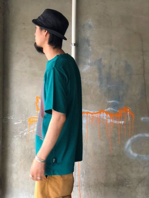 fulton ONE LINE SWIRL TEE / STRANGE GREEN