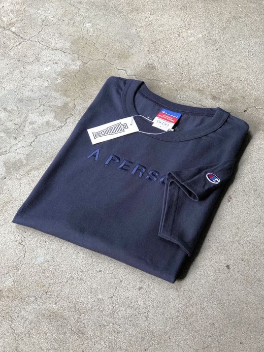 A PERSON AP-33 / CLASSIC LOGO EMB TEE / NAVY/NAVY
