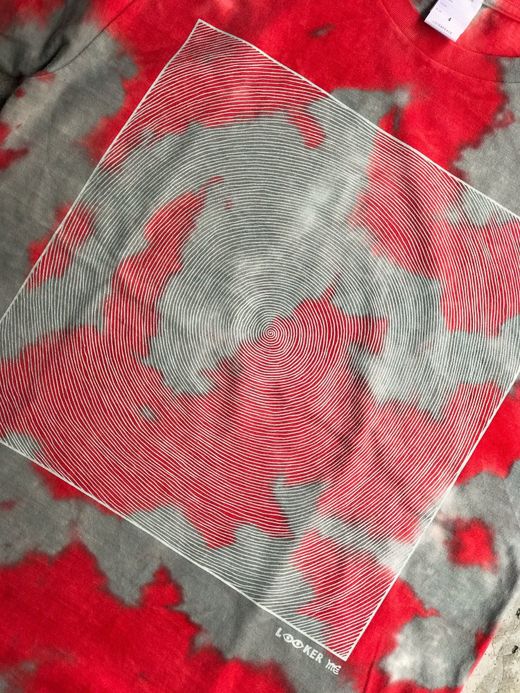 fulton ONE LINE SWIRL TEE / GRAY-RED