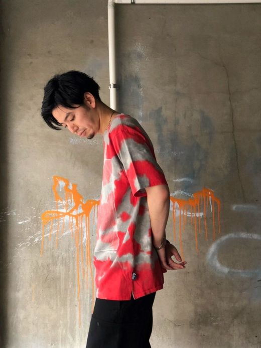 fulton ONE LINE SWIRL TEE / GRAY-RED