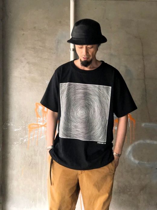 fulton ONE LINE SWIRL TEE / SUPER BLACK