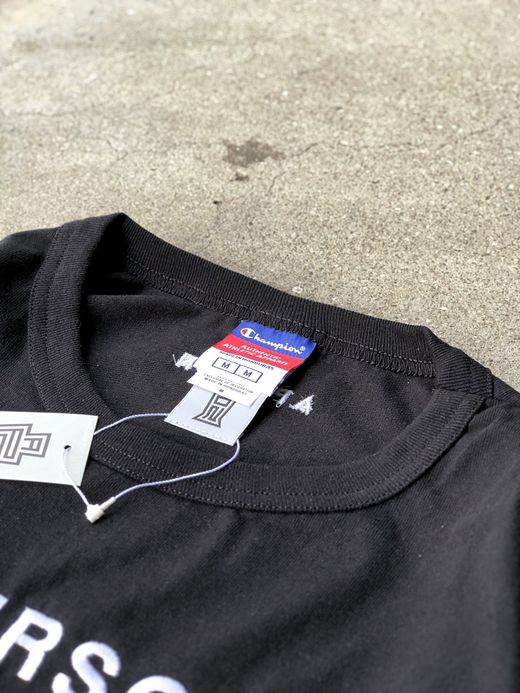 A PERSON AP-33 / CLASSIC LOGO EMB TEE / BLACK/WHITE