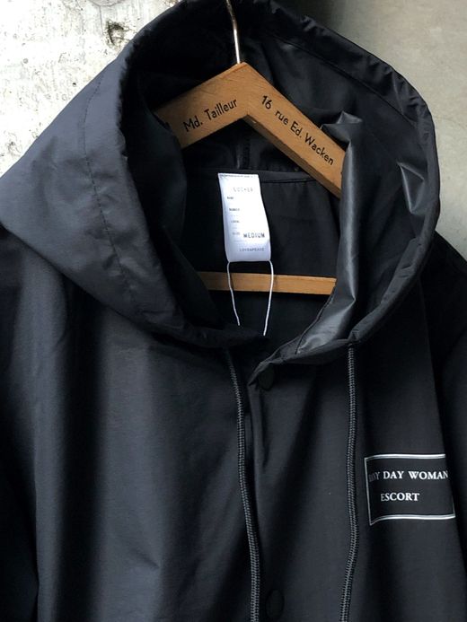 LOOKER LOOK.86 / RAINY DAY WOMAN ESCORT HOOD COACH JKT / BLACK/WHITE