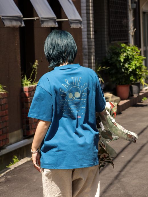 ROARK REVIVAL ”FEAR THE SEA” TEE / Steel blue