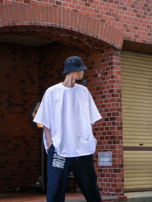 S.F.C SUPER BIG SIDE STRIPE TEE / White black