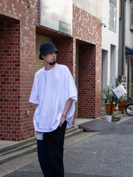 S.F.C SUPER BIG SIDE STRIPE TEE / White black