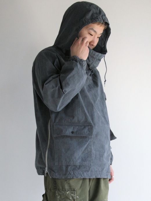 ANACHRONORM OVER DYED ANORAK PULLOVER JACKET / Navy