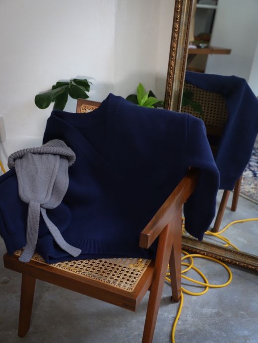 AMBERGLEAM COTTON V NECK SWEATER / Navy