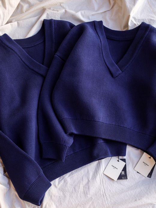 AMBERGLEAM COTTON V NECK SWEATER / Navy