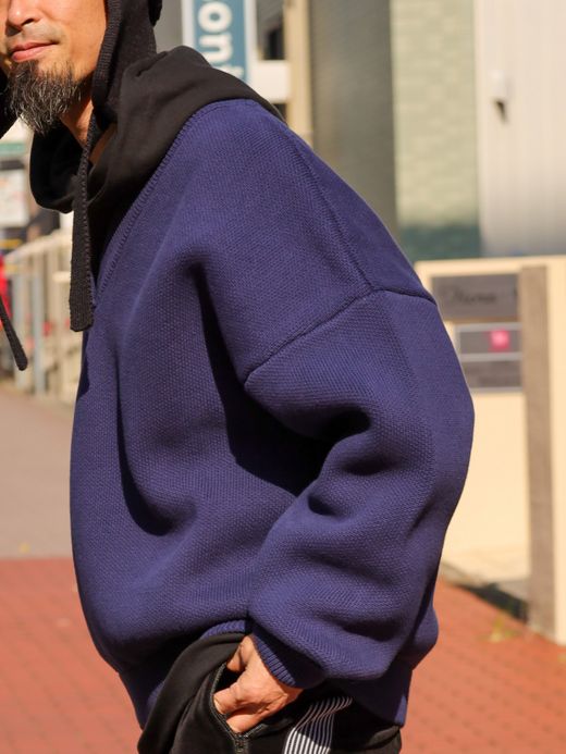 AMBERGLEAM COTTON V NECK SWEATER / Navy