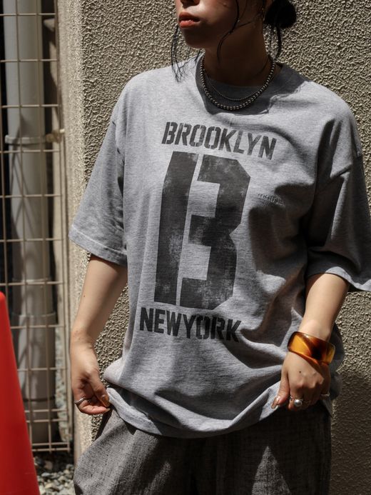 ANACHRONORM BROOKLYN PRINTED S/S T-S / Ash gray