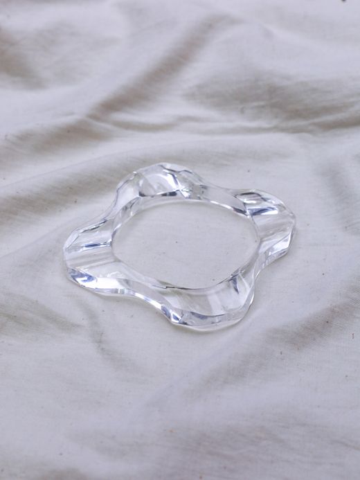 ing VINTAGE CARVED SQUARE LUCITE BANGLE / Clear