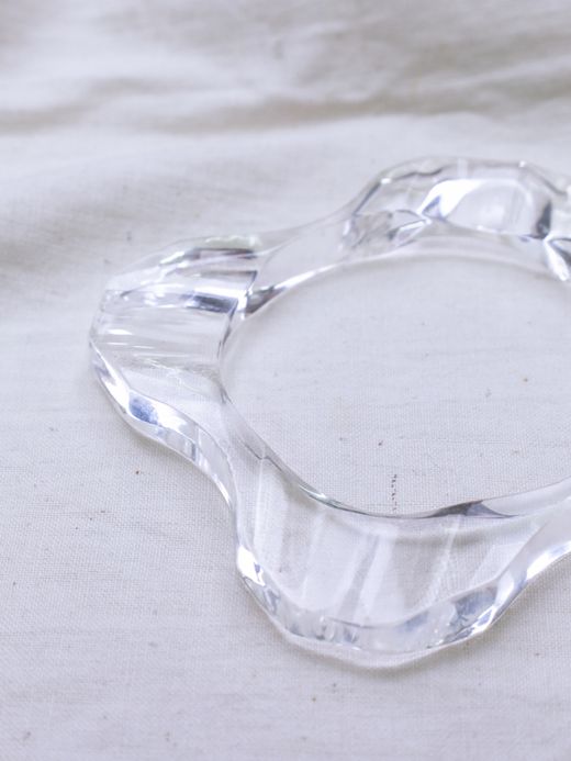 ing VINTAGE CARVED SQUARE LUCITE BANGLE / Clear