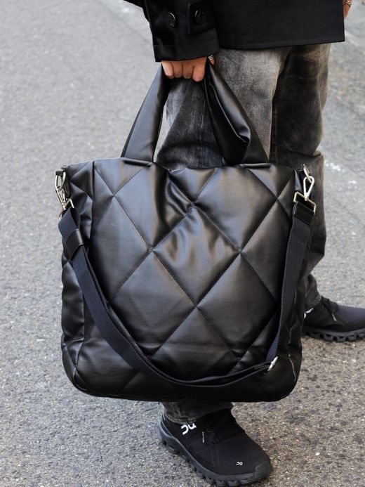 AMBERGLEAM SQUARE QUILTING LEATHER BAG / Black