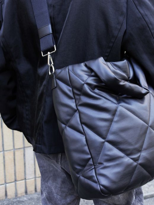 AMBERGLEAM SQUARE QUILTING LEATHER BAG / Black